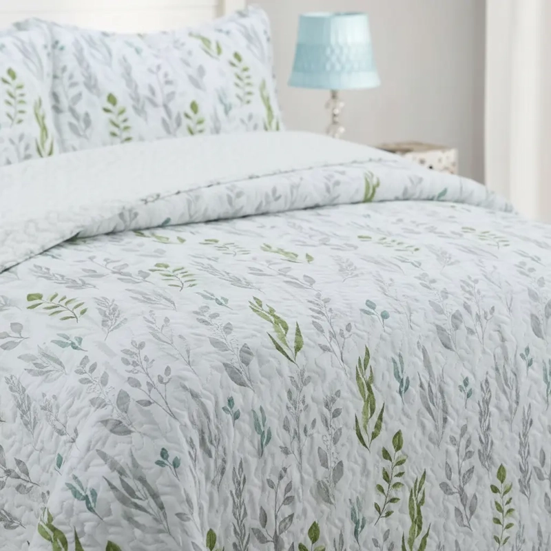 CUBRECAMA QUILT SHERPA 2PL - VERDE GRIS Y CELESTE SUAVE HOJAS Y RAMAS - 1
