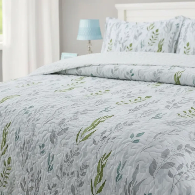 CUBRECAMA QUILT SHERPA 2PL - VERDE GRIS Y CELESTE SUAVE HOJAS Y RAMAS - 2