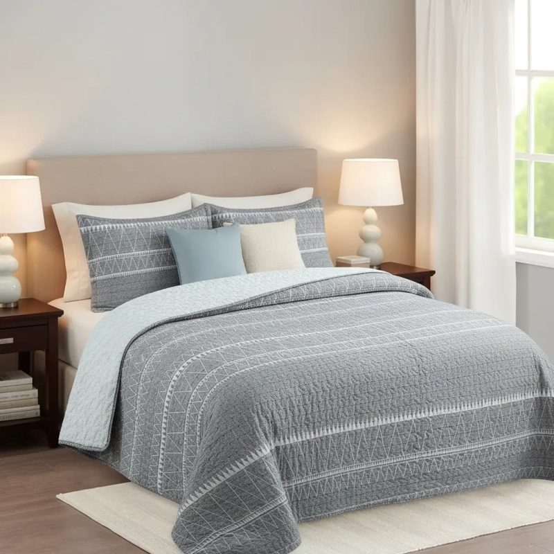 CUBRECAMA QUILT SHERPA 2PL W.M G GRIS Y BLANCO. LINEAS Y FIGURAS TRIANGULARES - 1
