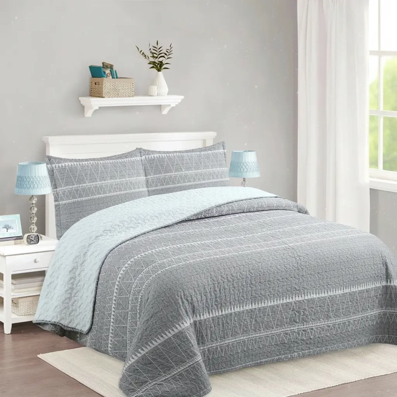 CUBRECAMA QUILT SHERPA 2PL W.M G GRIS Y BLANCO. LINEAS Y FIGURAS TRIANGULARES - 2