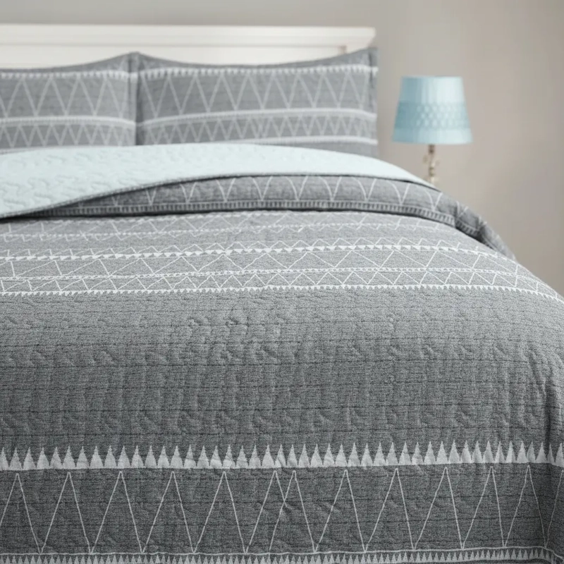 CUBRECAMA QUILT SHERPA 2PL W.M G GRIS Y BLANCO. LINEAS Y FIGURAS TRIANGULARES - 3