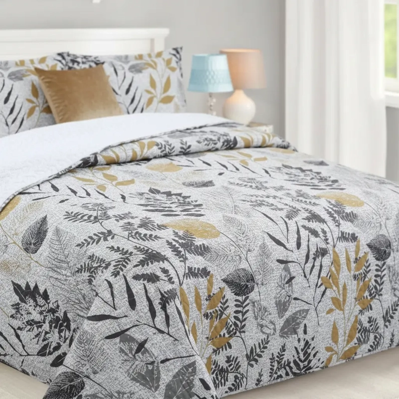 CUBRECAMA QUILT SHERPA 2PL GRIS NEGRO Y DETALLES EN DORADO MOSTAZA ESTAMPADO BOTANICO - 1