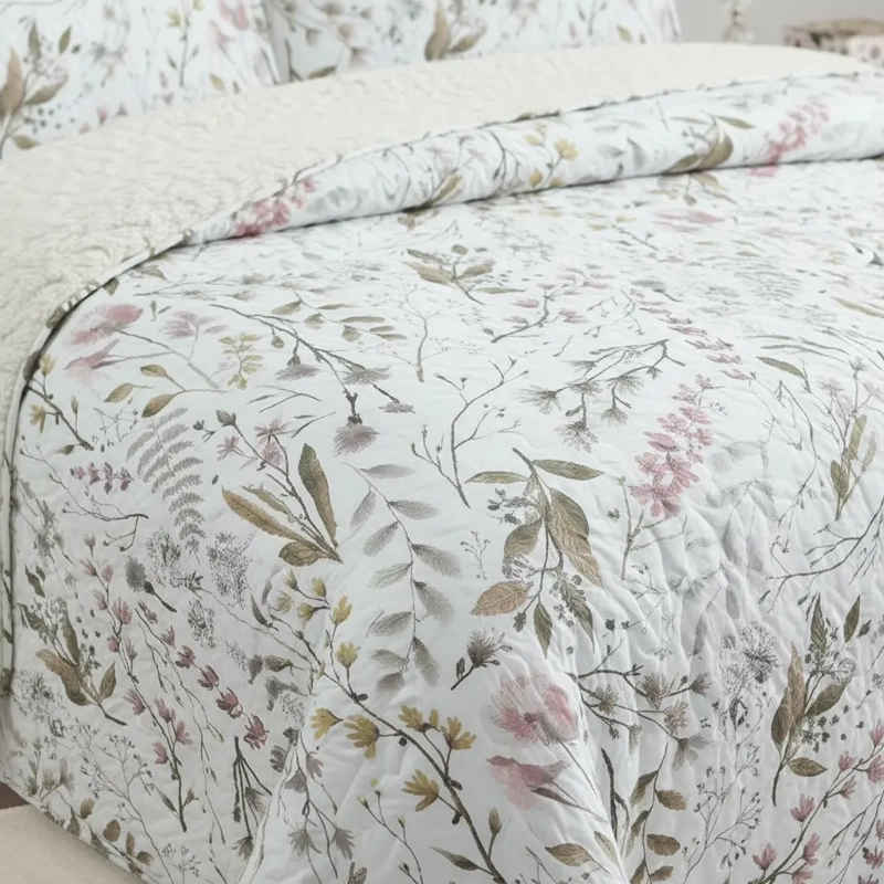 CUBRECAMA QUILT SHERPA 2PL W.M G - PASTEL COMO VERDE SUAVE ROSA Y BEIGE ESTAMPADO FLORAL Y BOTANICO - 2