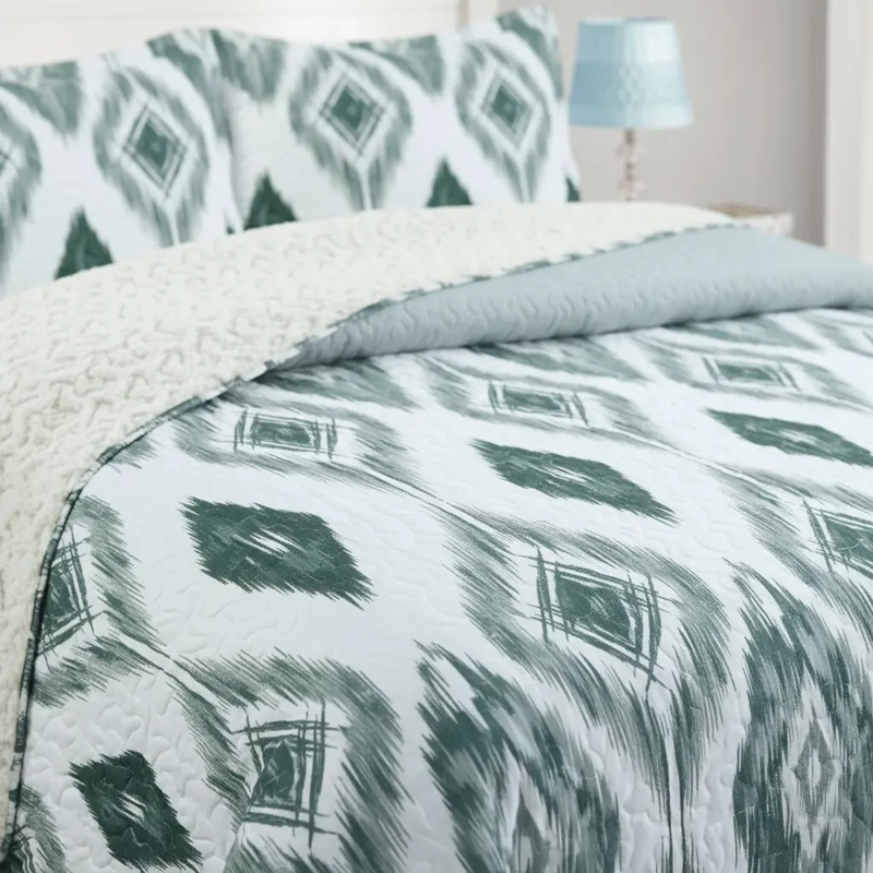 CUBRECAMA QUILT SHERPA 2PL VERDE BOSQUE SOBRE FONDO BLANCO GEOME TRICO E TNICO - 2