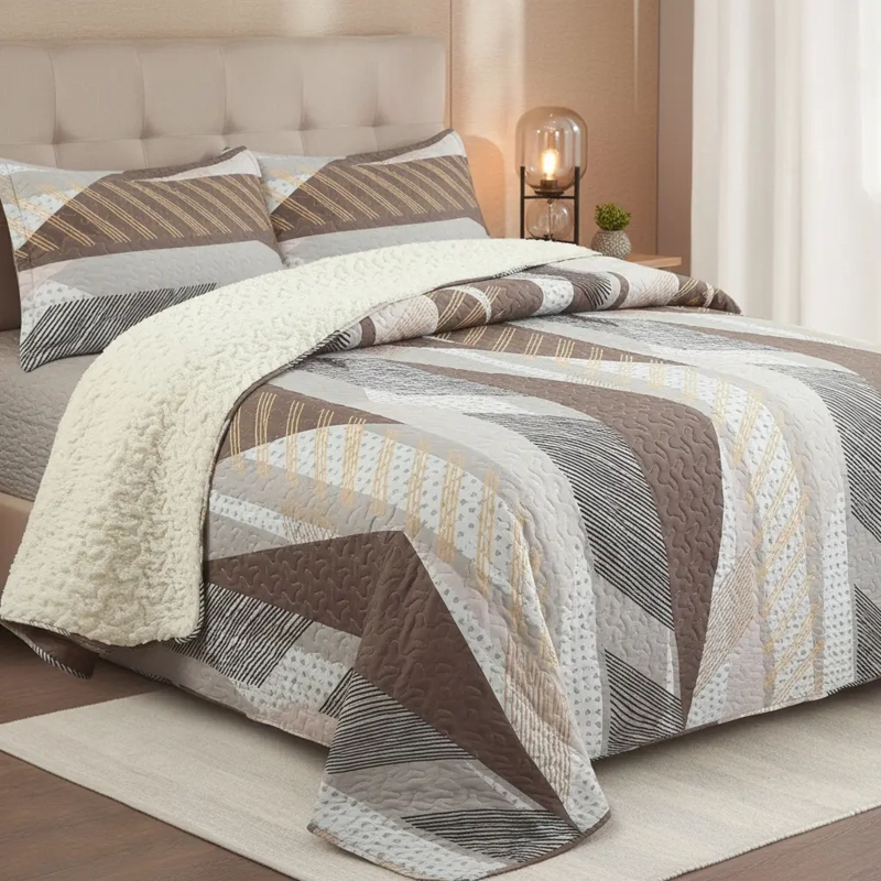 CUBRECAMA QUILT SHERPA 1.5 PLAZAS CAFE CON RALLA CAFE  RAYAS - 2