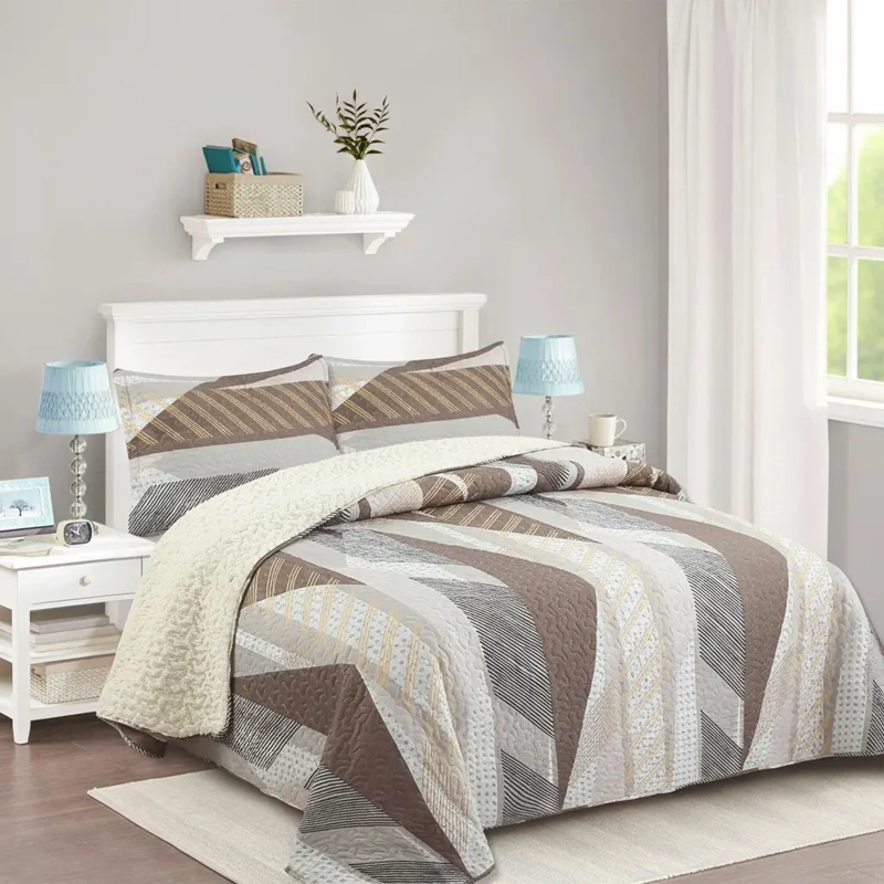 CUBRECAMA QUILT SHERPA 1.5 PLAZAS CAFE CON RALLA CAFE  RAYAS - 3