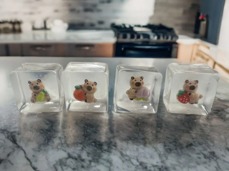 SQUISHY JUGUETE CAPIBARA PEGAJOSO FORMA HIELO - 2