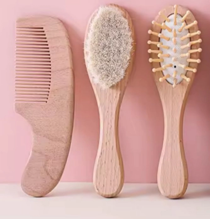 KIT CEPILLO PEINE MADERA CERDAS SUAVES BEBE S RECIEN NACIDOS - 1