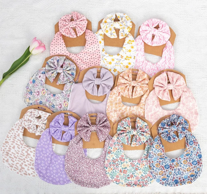 SET REGALO BEBE  NIÑA BABERO + CINTILLOS ALGODON COLORES - 3