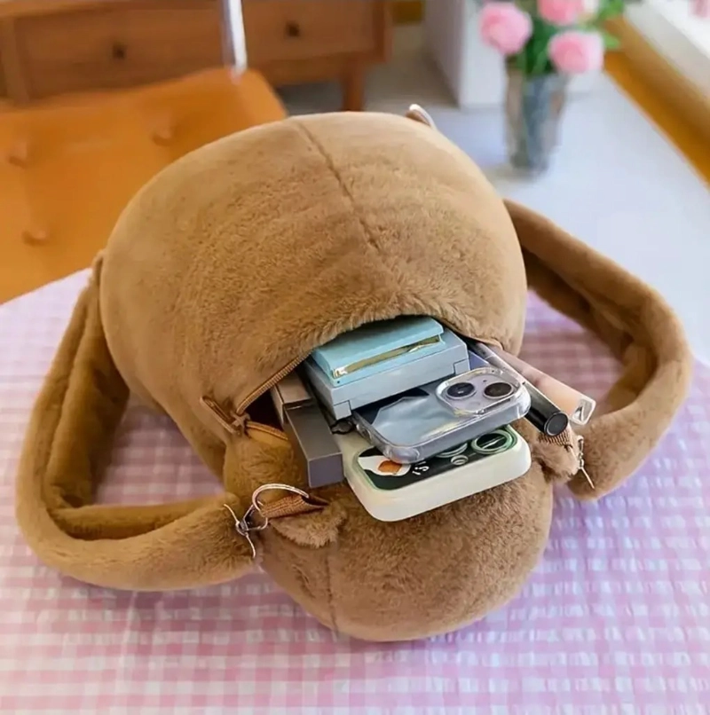 MOCHILA DE FELPA CAPIBARA HAMBURGUESA - 2
