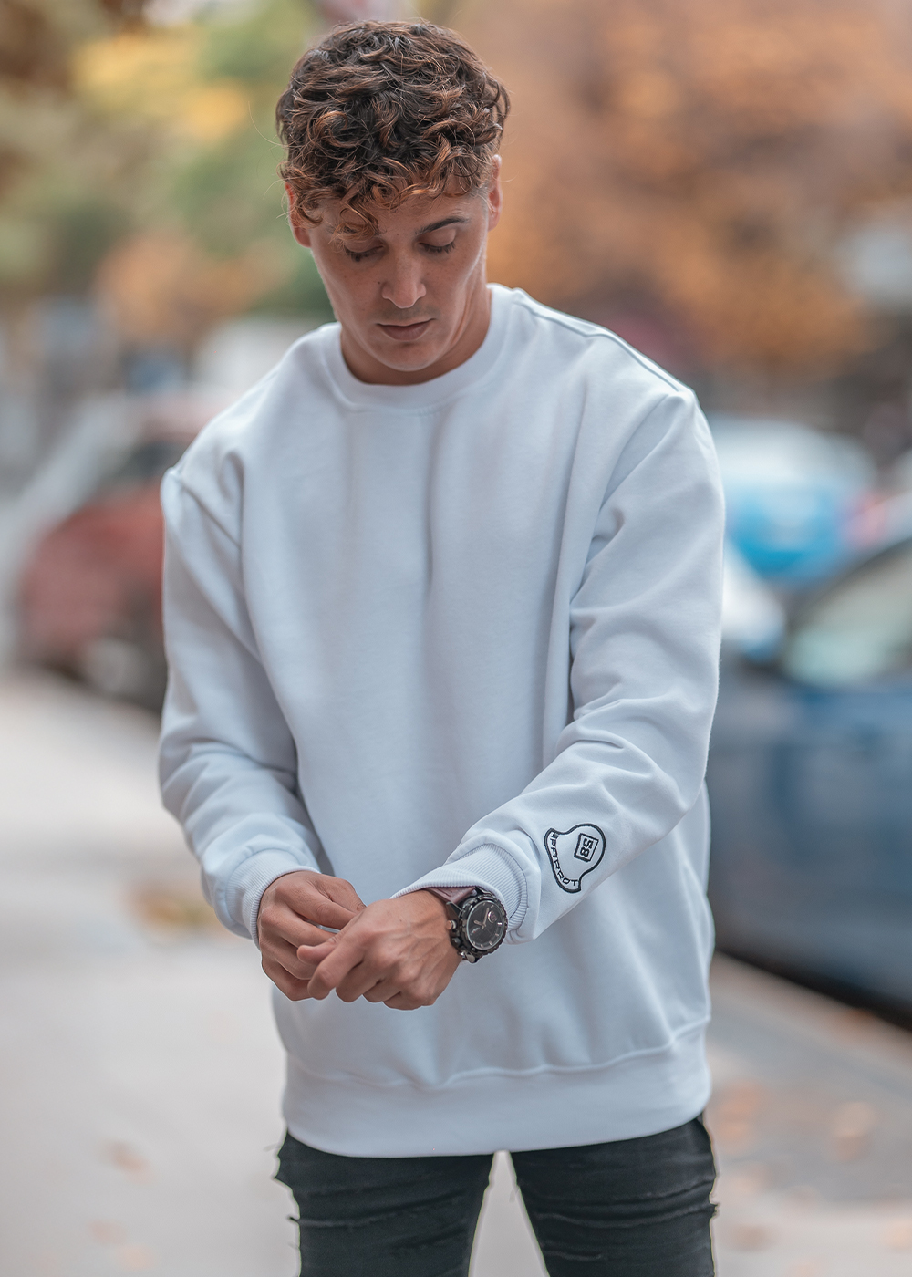 POLERÓN DE HOMBRE CON CUELLO POLO, DISEÑO LISO Y CORTE OVERSIZE. - 3