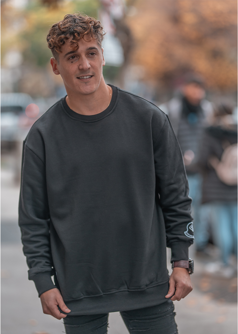 POLERÓN DE HOMBRE CON CUELLO POLO, DISEÑO LISO Y CORTE OVERSIZE. - 3
