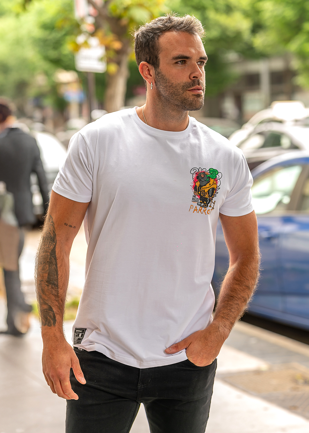 POLERA CON ESTAMPADO DE PEDRERÍA - 4