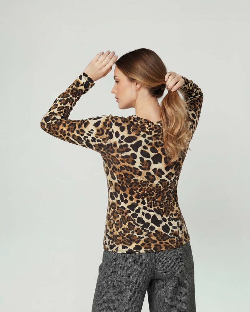 POLERA MUJER GIANNA REGULAR CUELLO EN V MANGA AJUSTADA LEOPARDO LINEATRE - 2