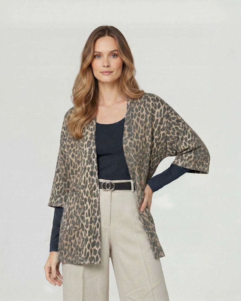 TAPADO MUJER JULIETA RELAXED CUELLO TIPO KIMONO MANGA CAIDA LEOPARDO LINEATRE - 2