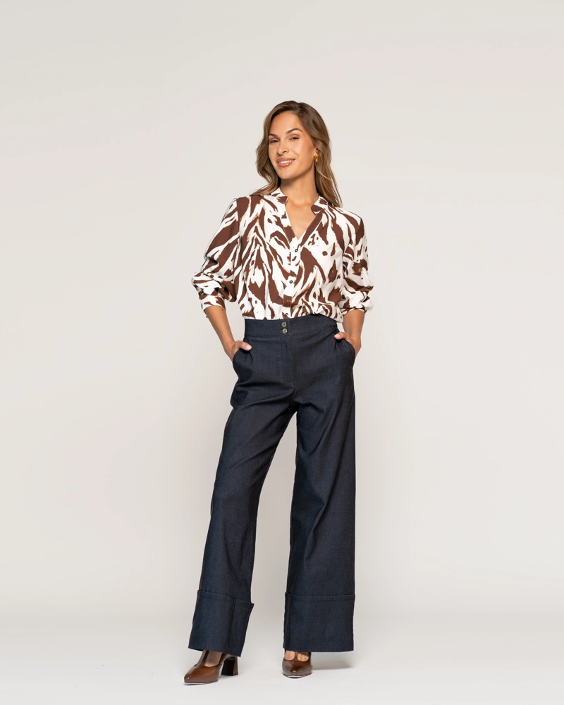 BLUSA SERAFINA CAFE  CUELLO MAO V MANGA LARGA AJUSTADA PUÑO TIPO CAMISA MUJER - 1