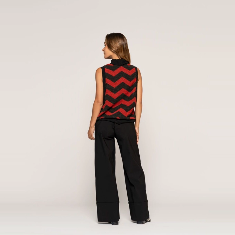 SWEATER LUCIA NEGRO Y ROJO ZIGZAG RELAXED FIT SIN MANGAS LUDOVICA - 3