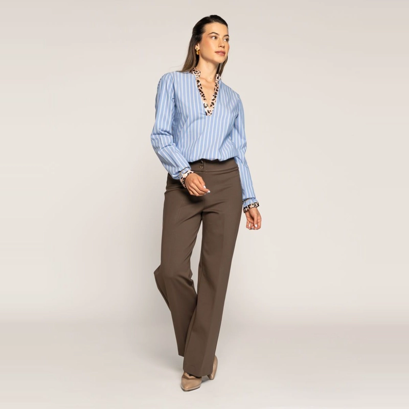 BLUSA INES CELESTE AJUSTADA CUELLO V MANGA LARGA LUDOVICA - 1