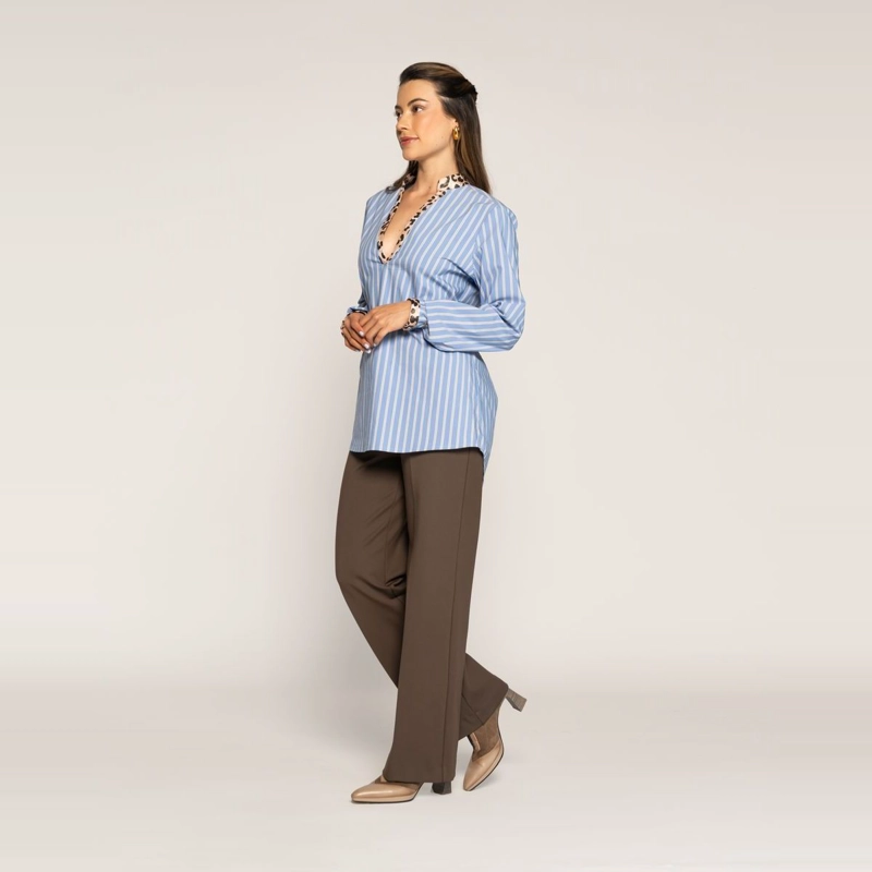 BLUSA INES CELESTE AJUSTADA CUELLO V MANGA LARGA LUDOVICA - 2