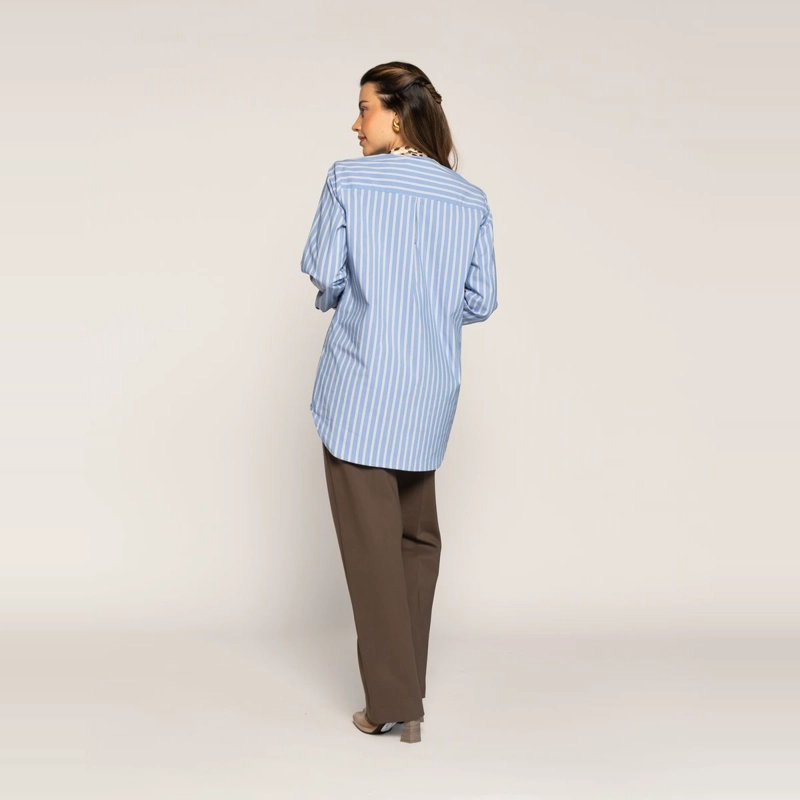 BLUSA INES CELESTE AJUSTADA CUELLO V MANGA LARGA LUDOVICA - 3