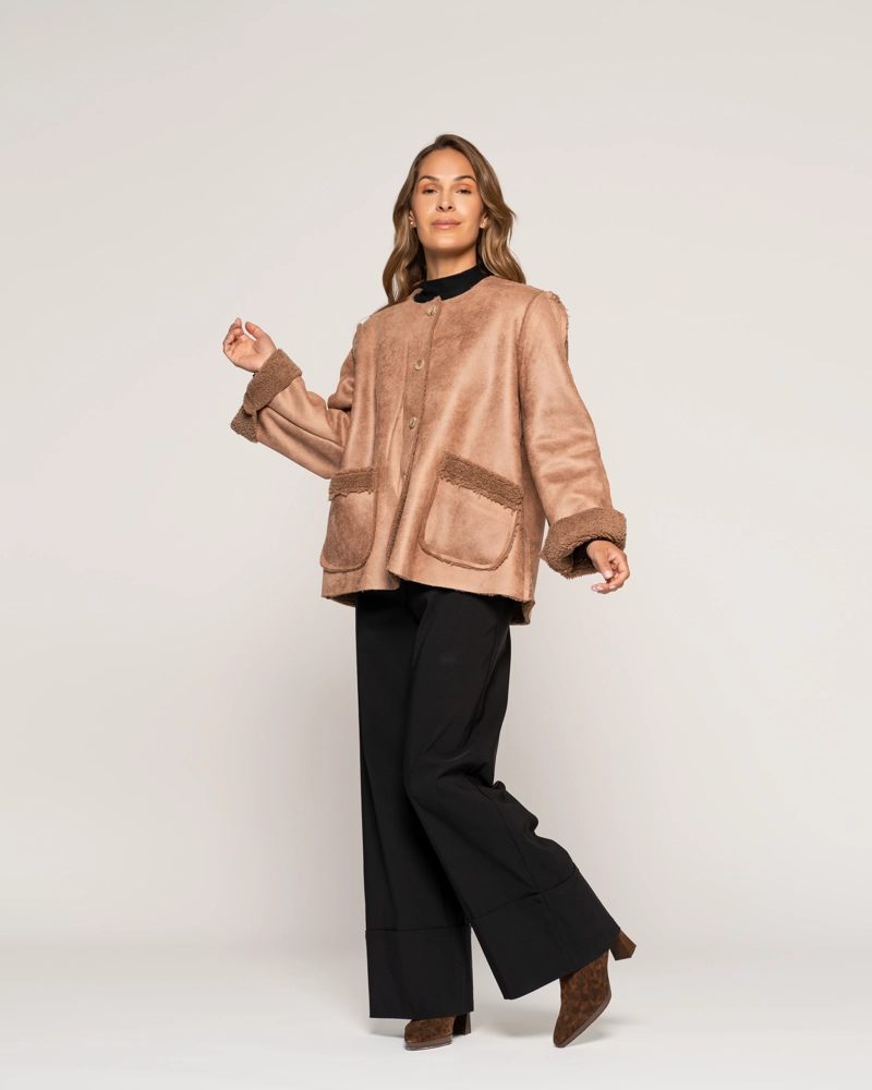 CHAQUETA ISIDORA CAMEL TEXTURADA CUELLO ABOTONADO MANGA LARGA AJUSTADA PUÑO AJUSTADO MUJER - 1