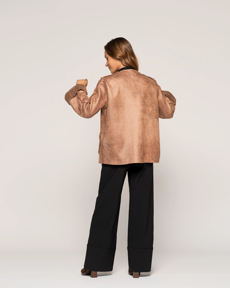 CHAQUETA ISIDORA CAMEL TEXTURADA CUELLO ABOTONADO MANGA LARGA AJUSTADA PUÑO AJUSTADO MUJER - 3