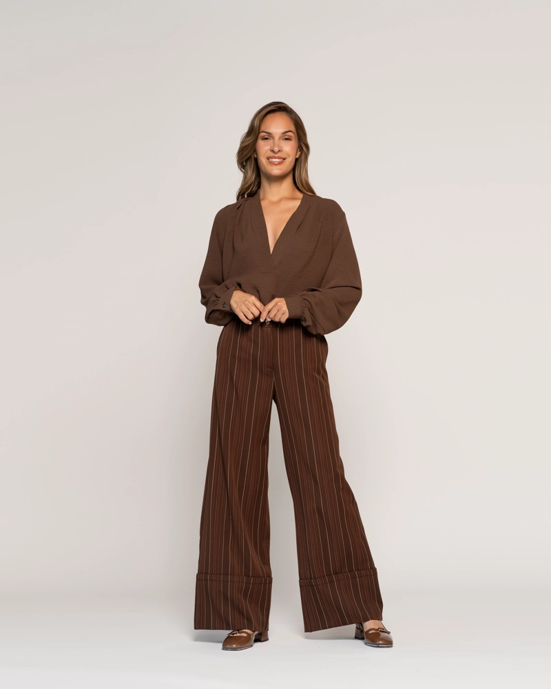 PANTALON VERONICA CAFE  LINEAS CON CIERRE Y BOTON MUJER - 1