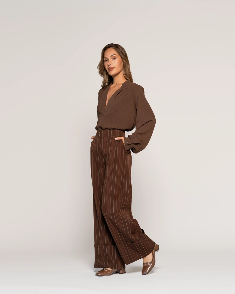 PANTALON VERONICA CAFE  LINEAS CON CIERRE Y BOTON MUJER - 2