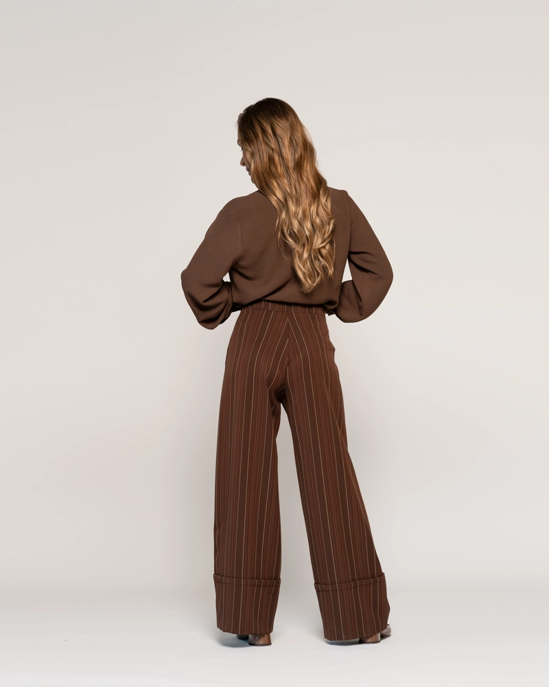 PANTALON VERONICA CAFE  LINEAS CON CIERRE Y BOTON MUJER - 3