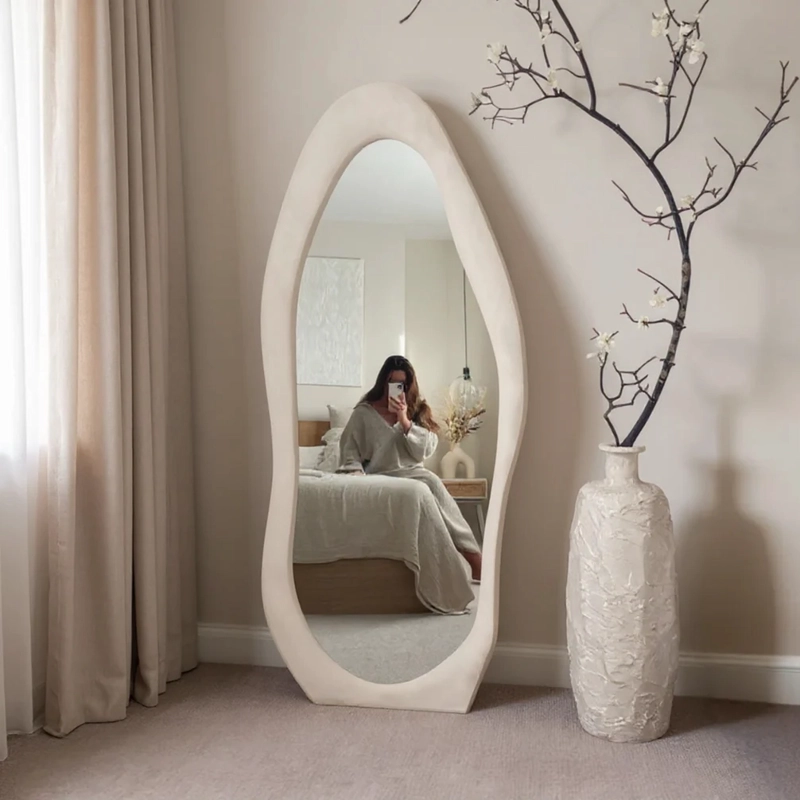 ESPEJO DECORATIVO DE CUERPO ENTERO TAPIZADO EN TERCIOPELO BLANCO PARA DORMITORIO - 9