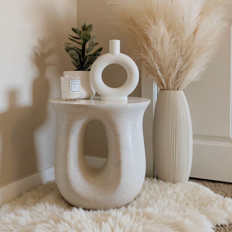 MESA LATERAL DE CENTRO ESCULTORICA EN U ESTILO NORDICO BLANCO CREMA - 1