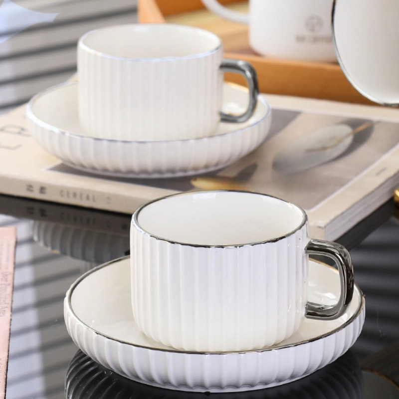 SET DE TAZAS Y PLATOS BLANCOS PARA TE  O CAFE  CON SOPORTE PLATEADO - 4