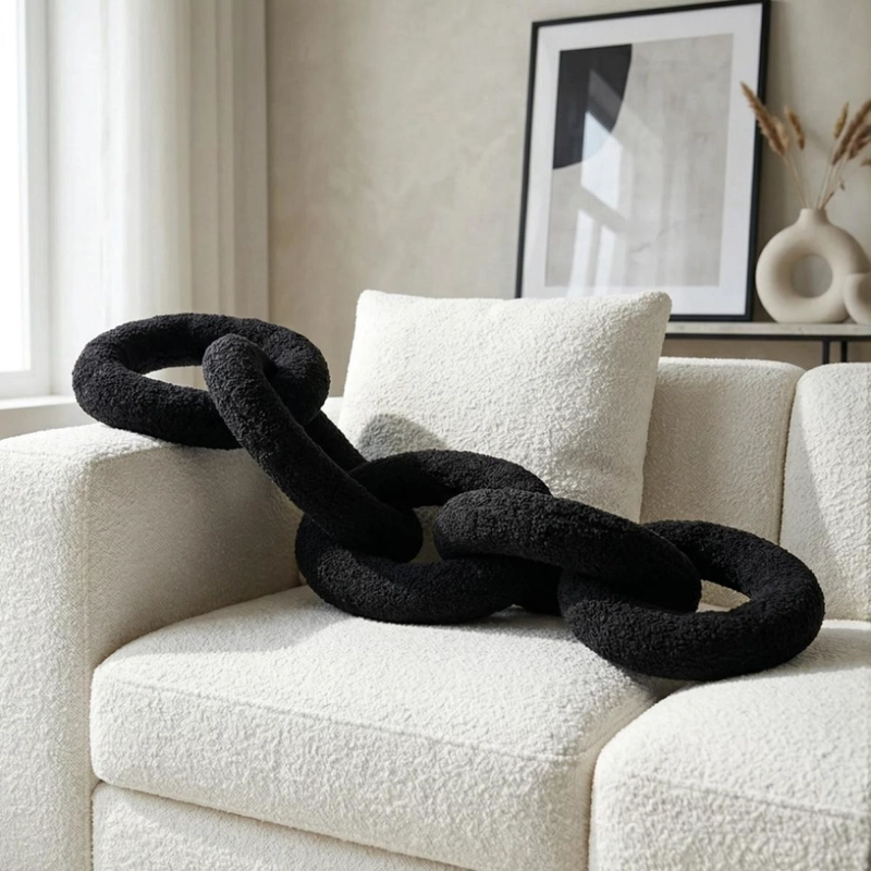 COJIN DECORATIVO DE TELA CON DISEÑO DE CADENA NEGRO - 1