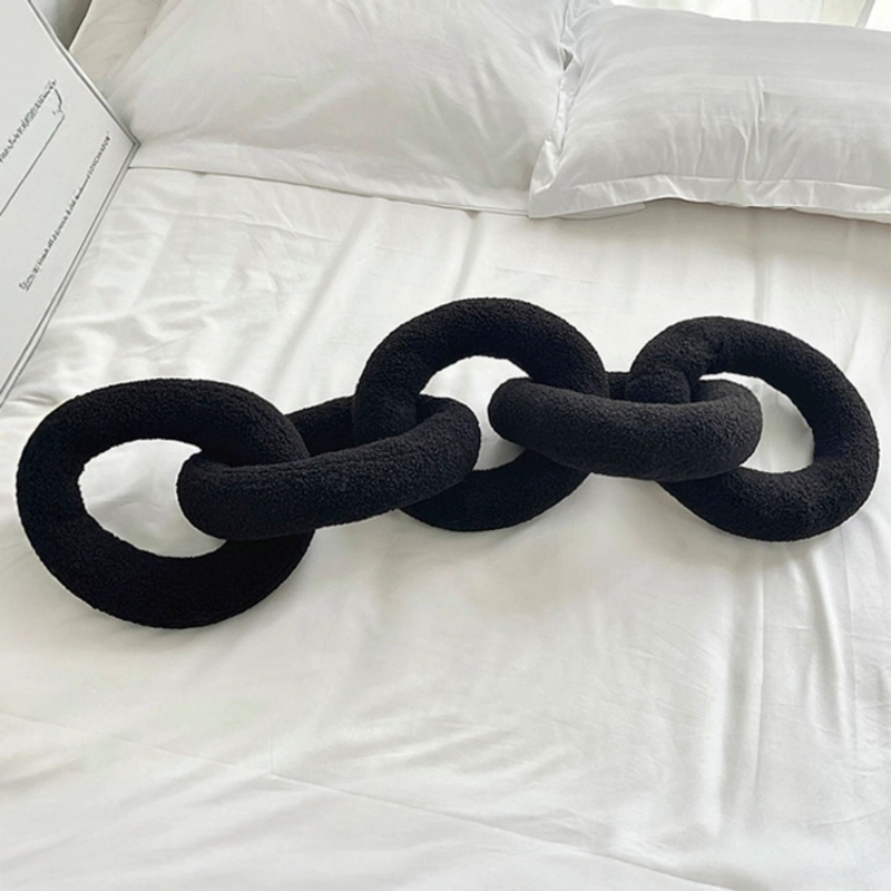 COJIN DECORATIVO DE TELA CON DISEÑO DE CADENA NEGRO - 3