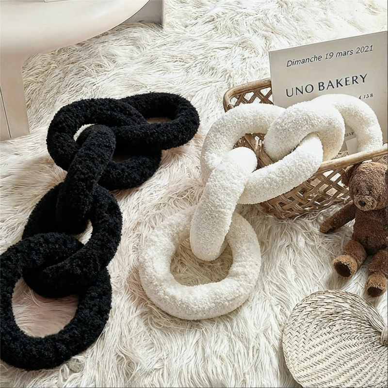 COJIN DECORATIVO DE TELA CON DISEÑO DE CADENA NEGRO - 4