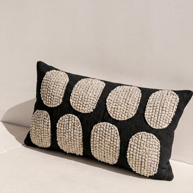 COJIN RECTANGULAR DE LINO DOTS - 6