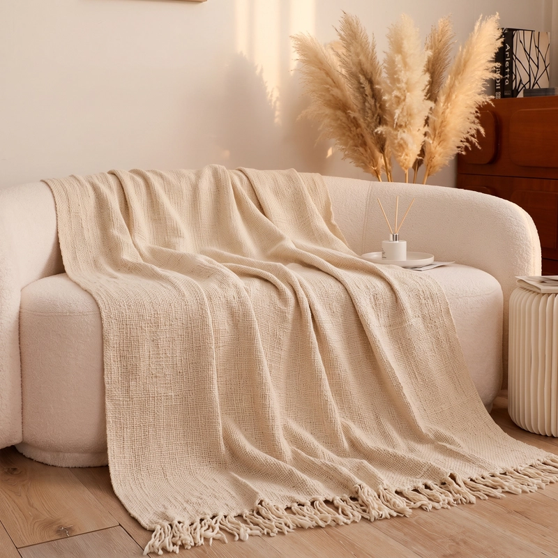 MANTA DECORATIVA CON FLECOS TONO CRUDO PARA DORMITORIO Y LIVING - 1