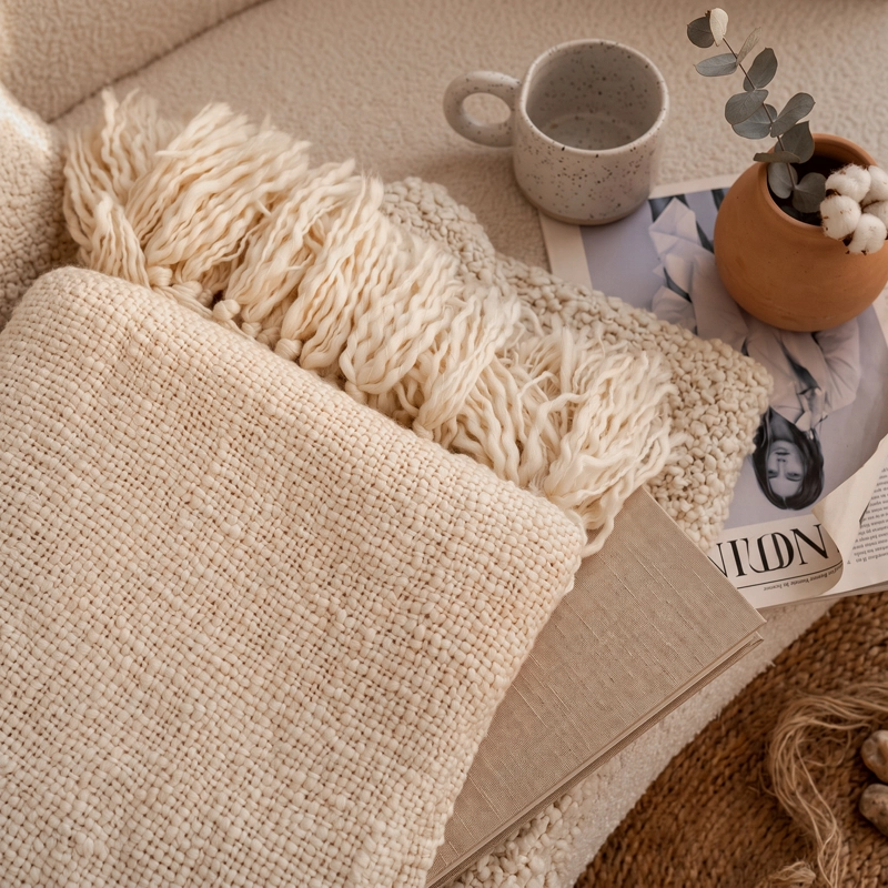 MANTA DECORATIVA CON FLECOS TONO CRUDO PARA DORMITORIO Y LIVING - 3