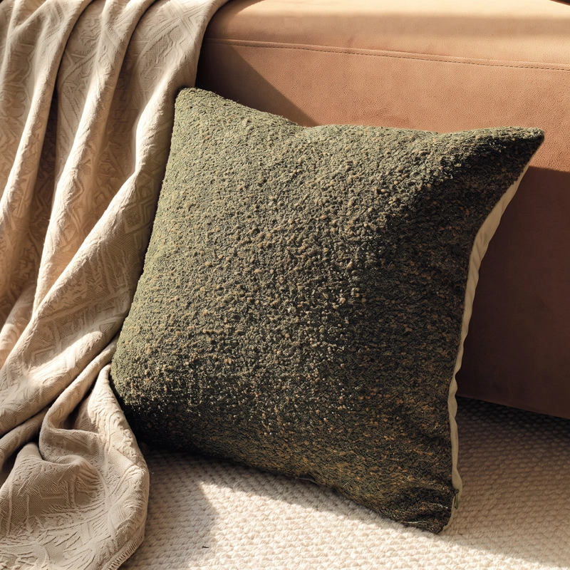 COJIN DECORATIVO EN TELA BOUCLE  COLOR VERDE OLIVA PARA DORMITORIO Y SALON - 5