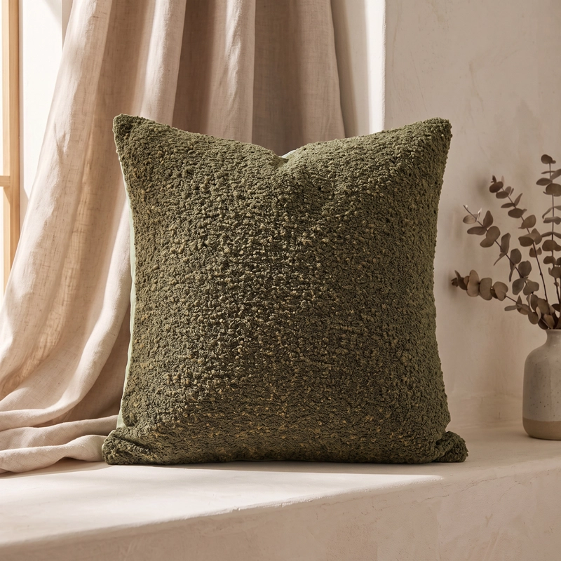 COJIN DECORATIVO EN TELA BOUCLE  COLOR VERDE OLIVA PARA DORMITORIO Y SALON - 6