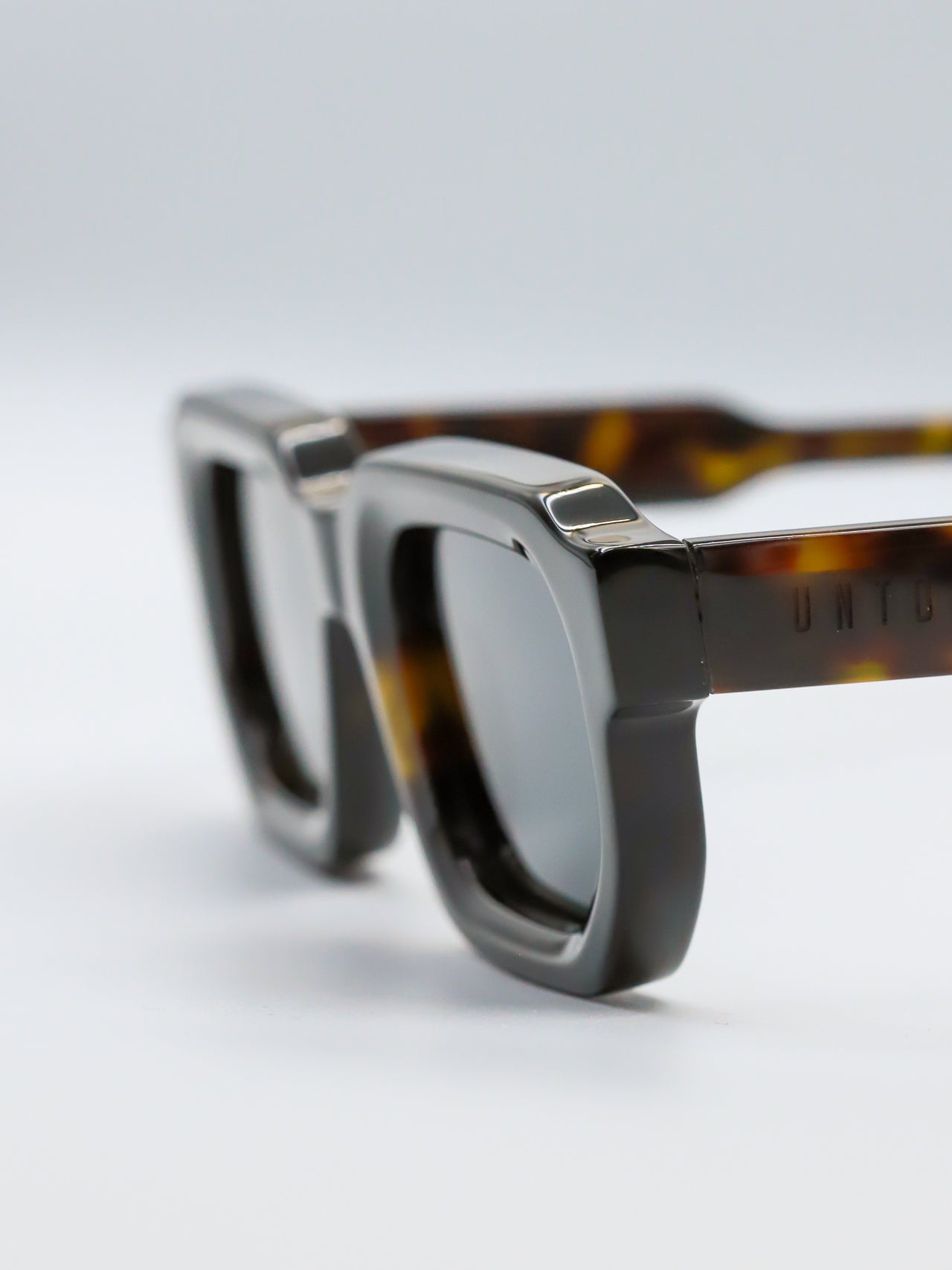 LENTES DE SOL HERMES DARK TIGRIS - UNTOLD - 9