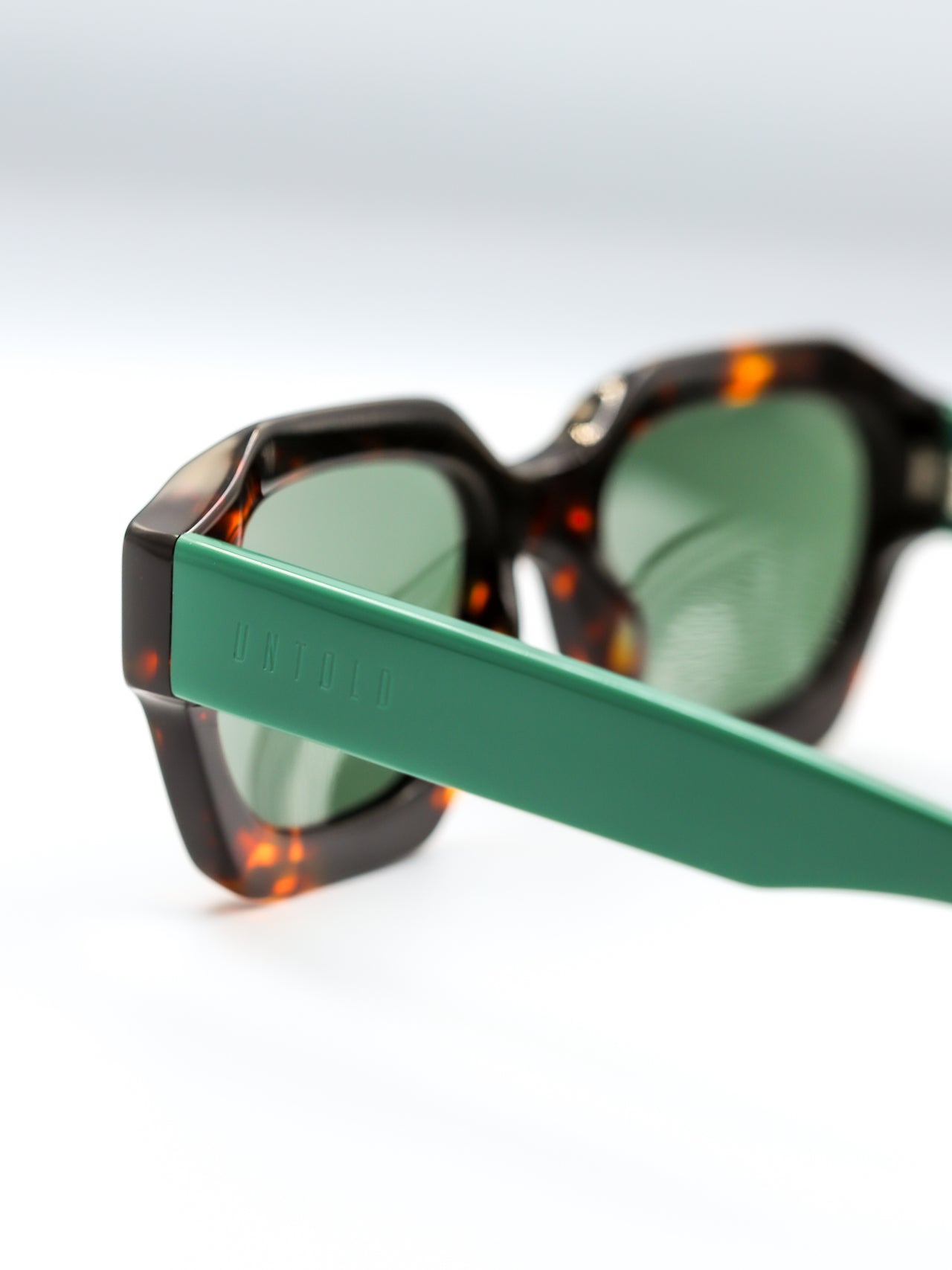 LENTES DE SOL COSMO TIGRIS GREEN - UNTOLD - 6