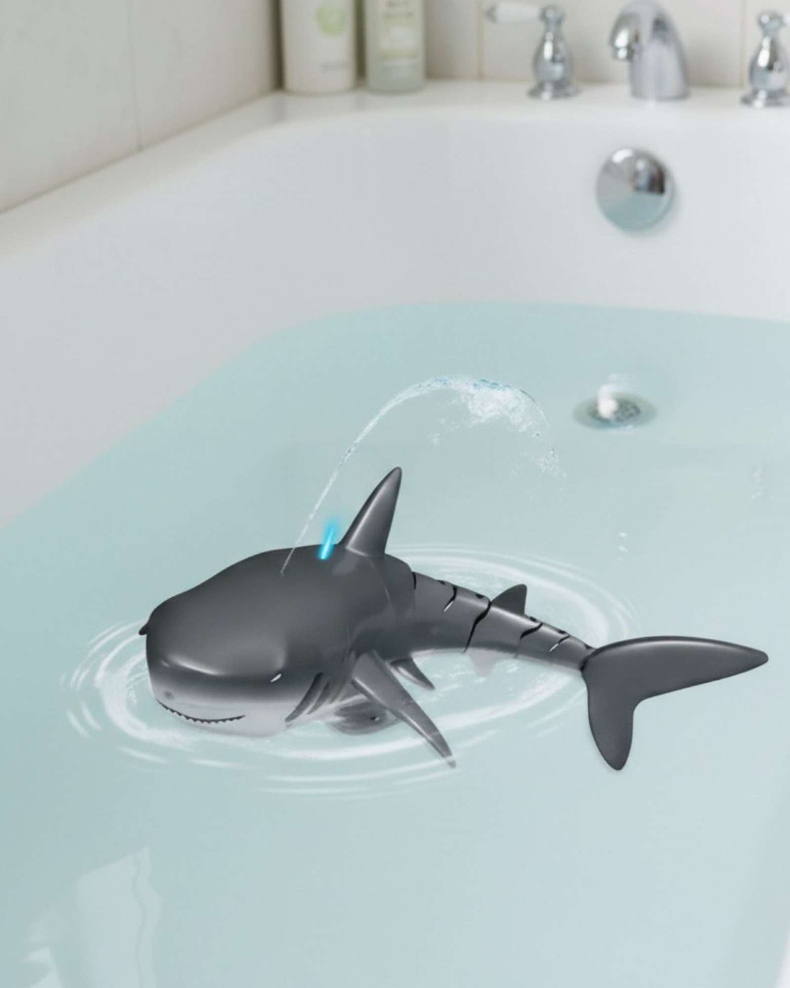 TIBURON DE JUGUETE PARA PISCINA A CONTROL REMOTO CON SPRAY - 2