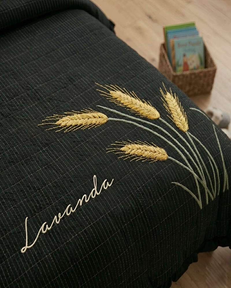 QUILT BORDADO DE 2 PLAZAS CON FRAGANCIA RELAJANTE - 5