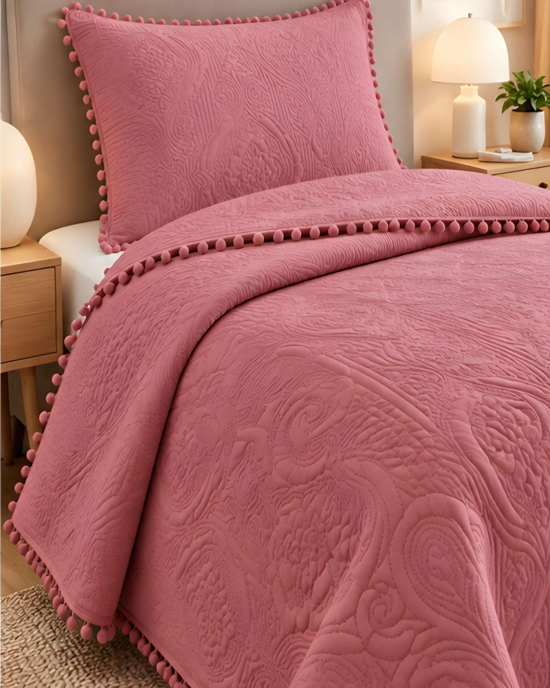 CUBRECAMA 1.5 PLAZAS TEXTURIZADO EN RELIEVE Y POMPONES - 1