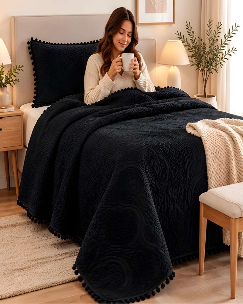 CUBRECAMA 1.5 PLAZAS TEXTURIZADO EN RELIEVE Y POMPONES - 1