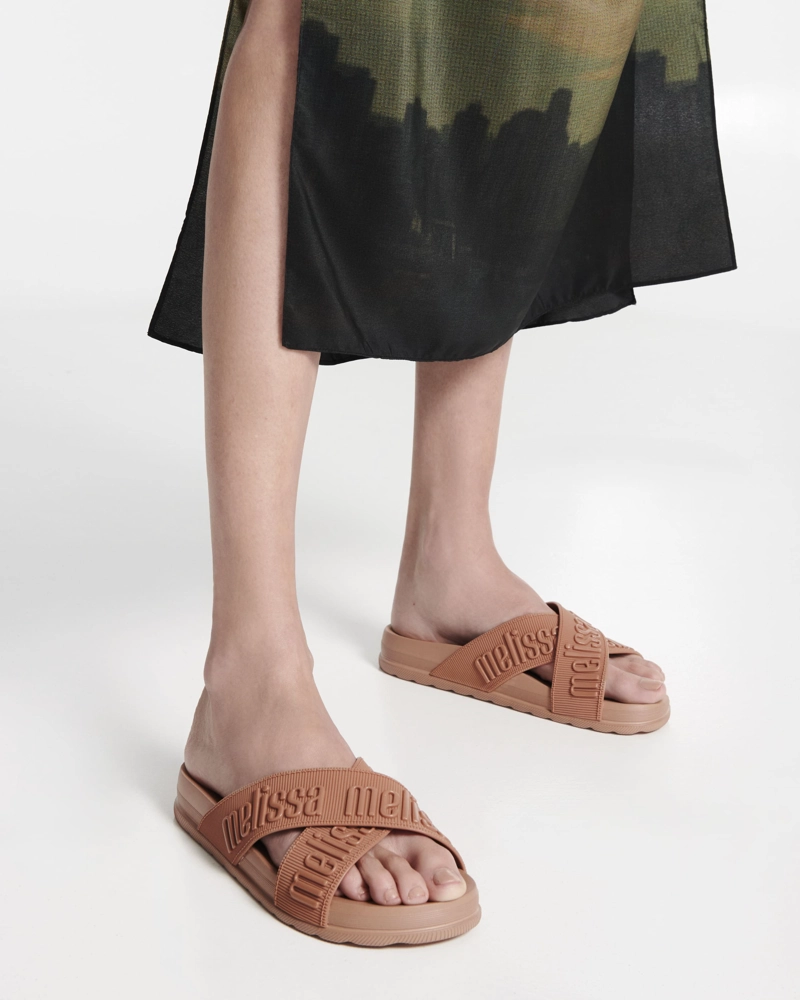 SANDALIA MUJER MELISSA COZY SLIDE M LOVER II MARRON - 2