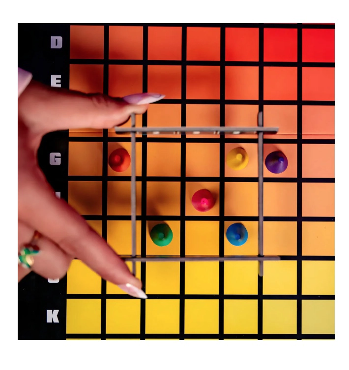 JUEGO DE MESA HUES AND CUES MULTIIDIOMA - 4