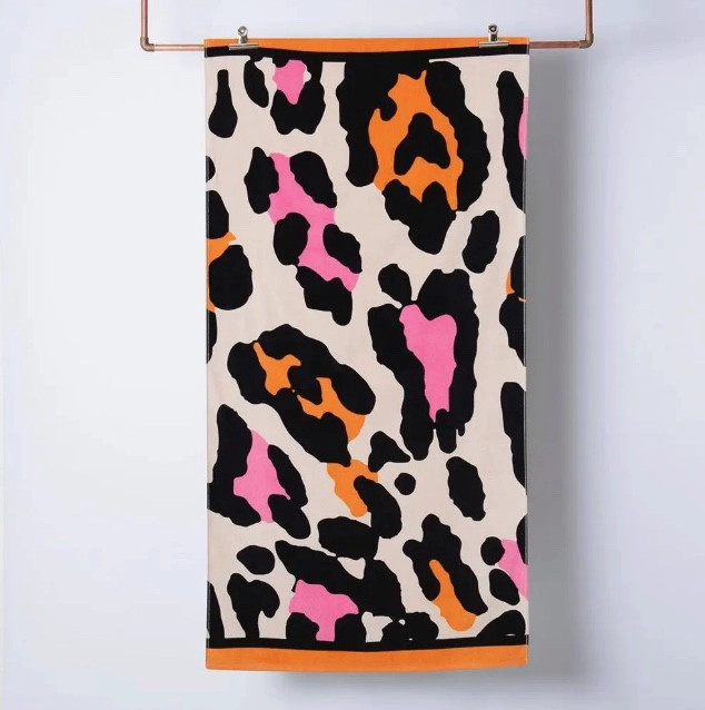 TOALLA DE ALGODON CON ESTAMPADO Y BOLSA - 1