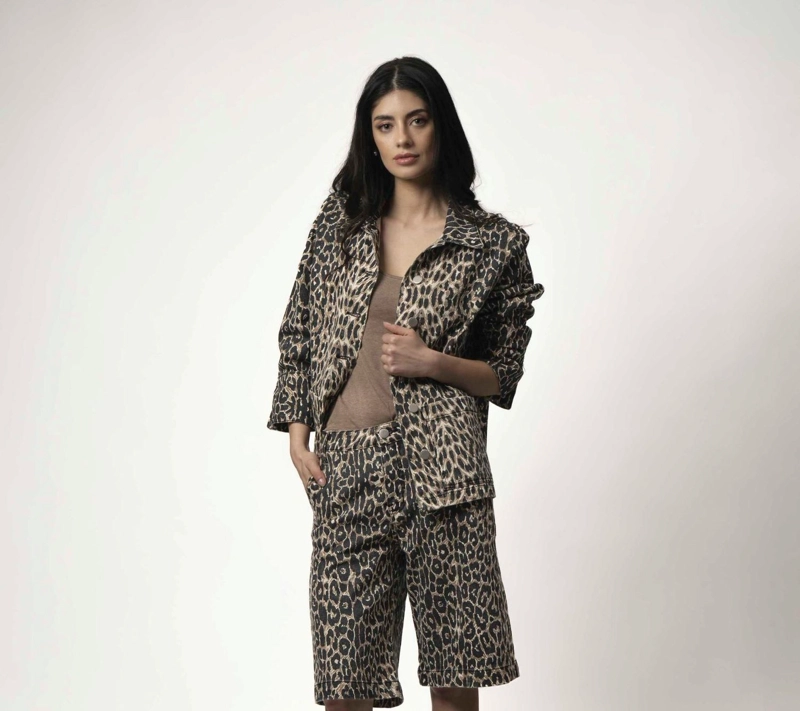 CHAQUETA ANIMAL PRINT MOMCHIC CAFE  CLARO - 1